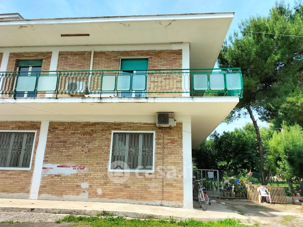 Villa in Vendita in Via Napoli a Bari