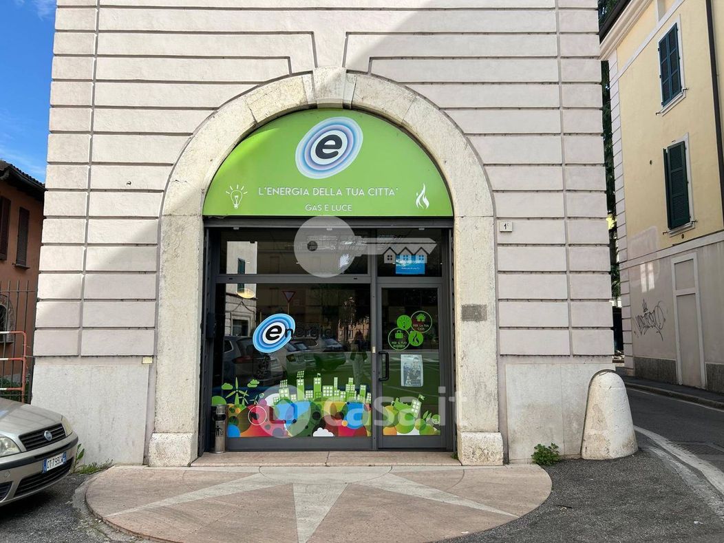 Negozio/Locale commerciale in Vendita in Via del Sebino 1 C a Brescia