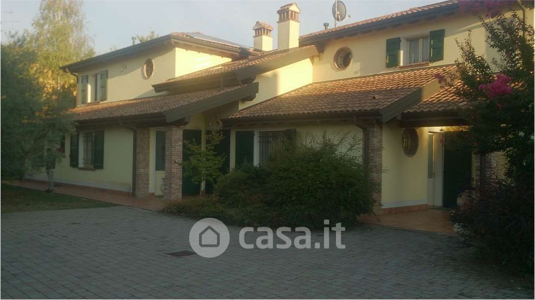 Villa in Vendita in Via Jacopo da Porto Sud a Modena