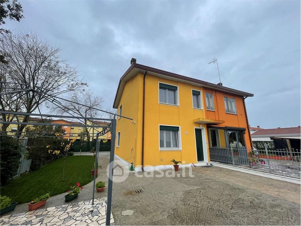 Casa Bi/Trifamiliare in Vendita in Via Rebosola a Chioggia