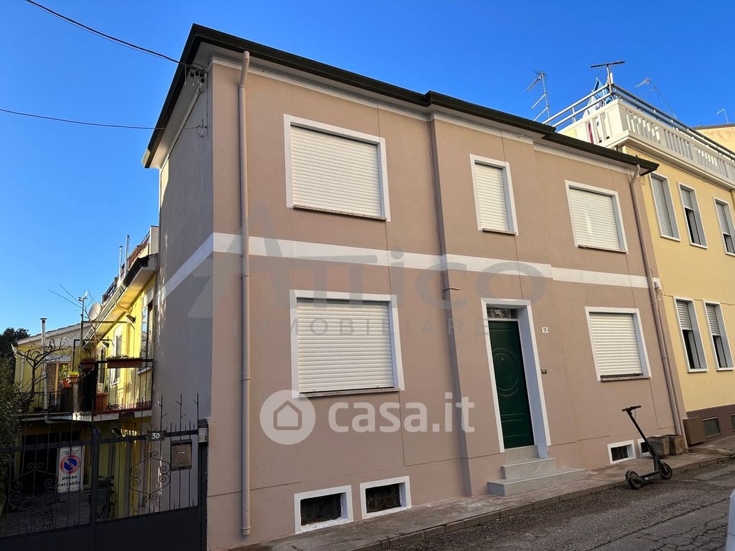 Casa indipendente in Affitto in Via Cattaneo a Rovigo