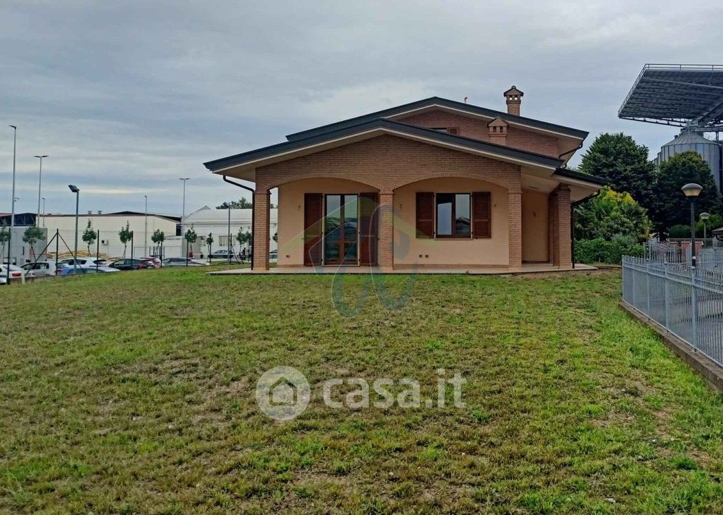 Villa in Vendita in Strada Farnesiana a Piacenza