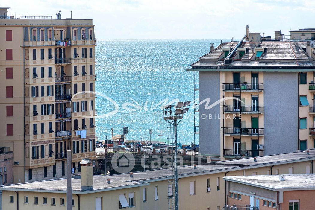 Appartamento in Vendita in Viale Cembrano a Genova