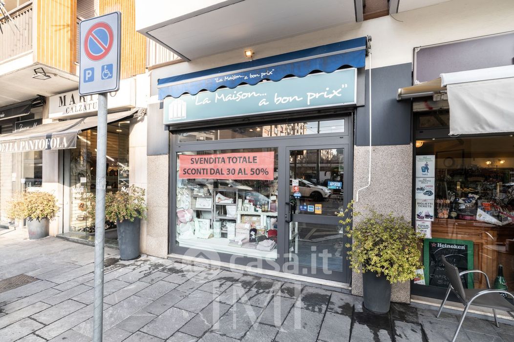 Negozio/Locale commerciale in Vendita in Piazza de Angeli Ernesto 12 a Milano