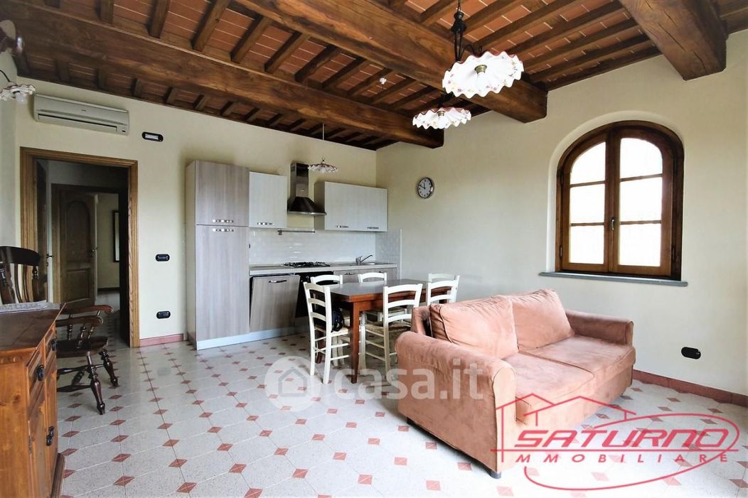 Appartamento in Vendita in Via Chiasso Bernardesco 294 a Lucca