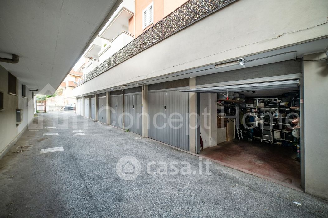 Garage/Posto auto in Vendita in Via Asterio 15 a Roma
