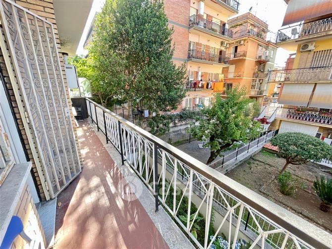 Appartamento in Vendita in Via delle Acacie a Roma
