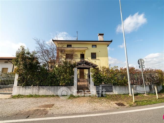 Villa in Vendita in Via Tavagnacco a Udine