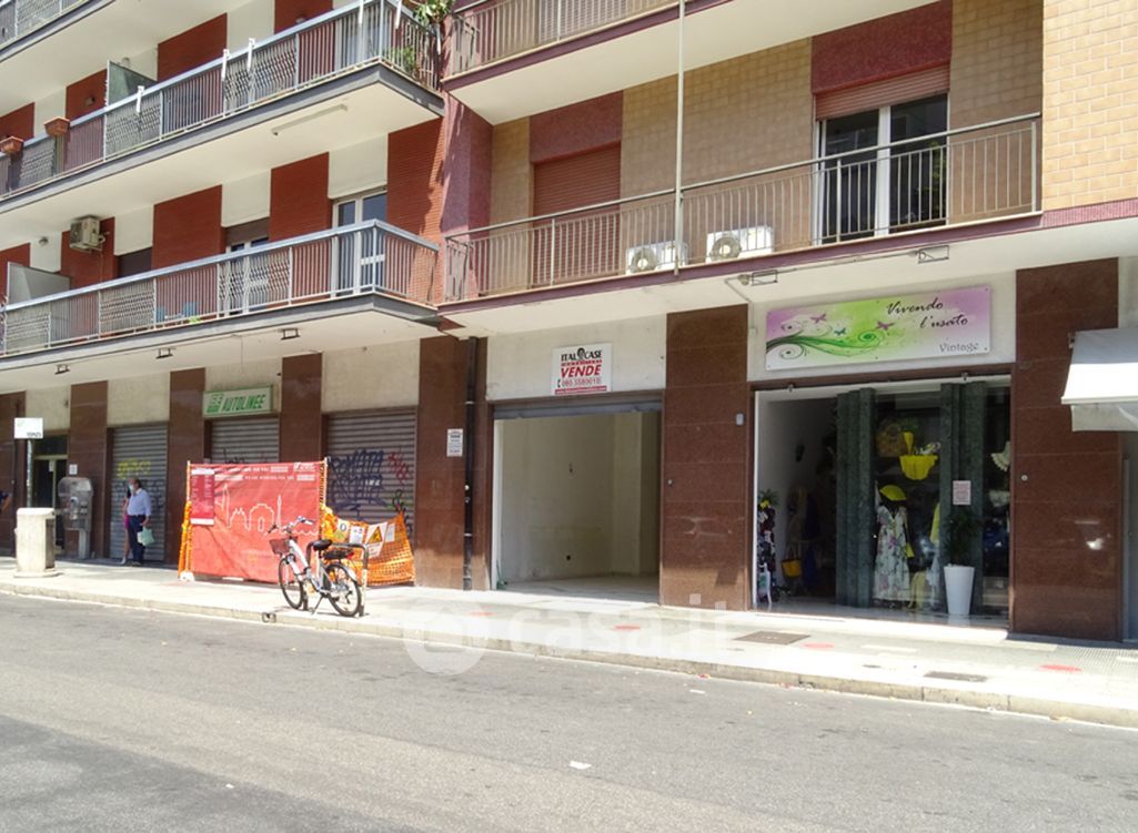 Negozio/Locale commerciale in Vendita in Largo Ignazio Ciaia 21 a Bari