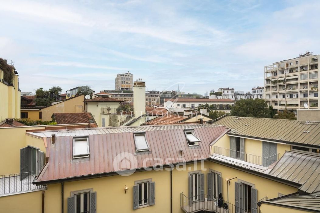 Appartamento in Vendita in Via Rovello a Milano