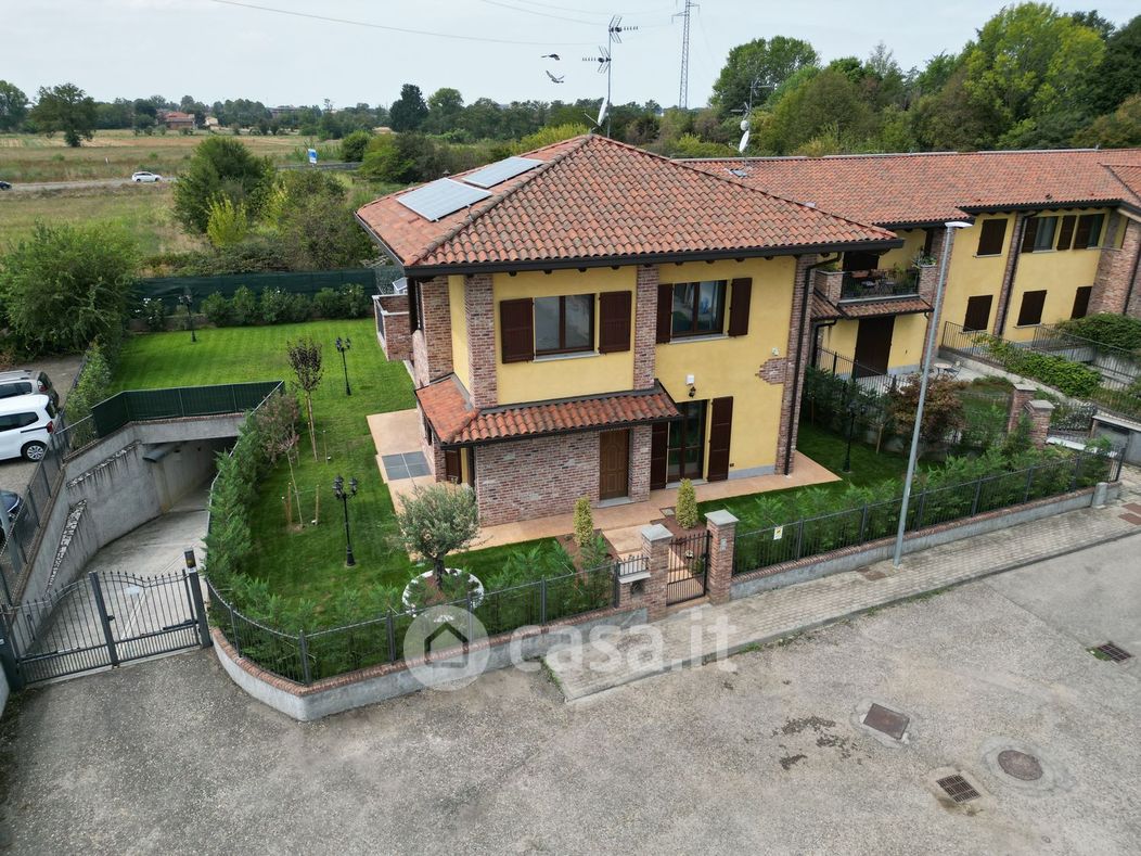 Villa in Vendita in Strada Ca' della Terra 69 a Pavia