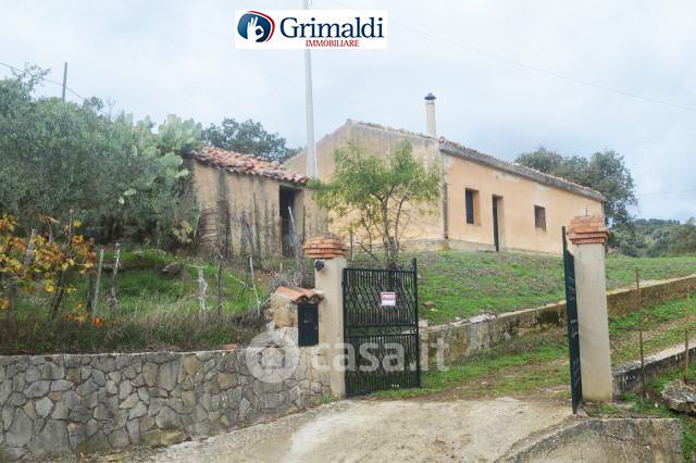 Villa in Vendita in Contrada Ceravolo a San Mauro Castelverde