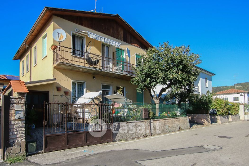 Casa indipendente in Vendita in Via Padri Monfortani a Negrar di Valpolicella