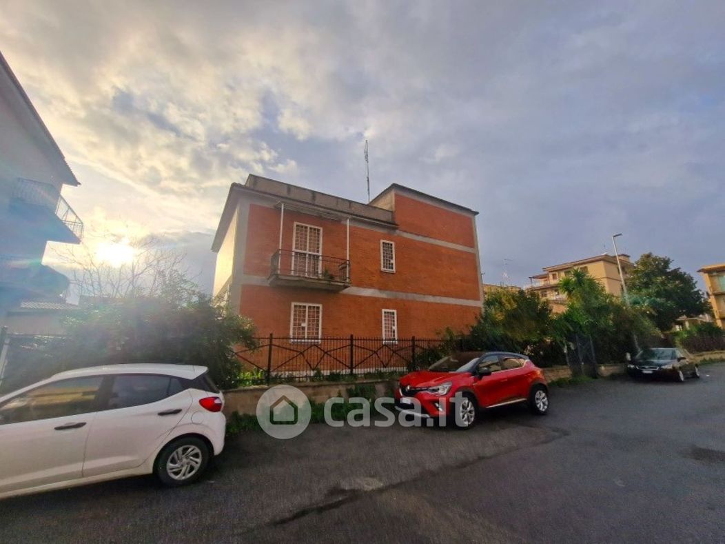 Appartamento in Vendita in Via Mirabella Imbàccari a Roma