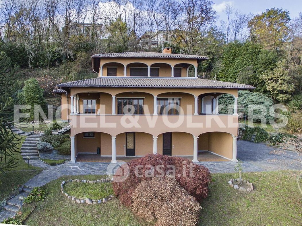 Villa in Vendita in Via Ronchi a Clivio