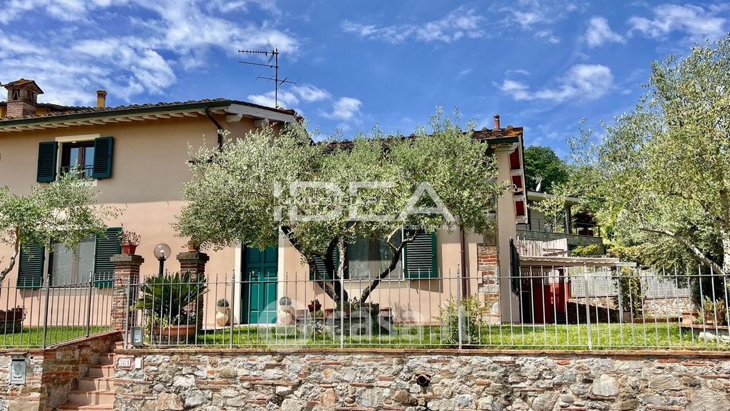 Villa in Vendita in Traversa Quarta Via per Camaiore a Lucca