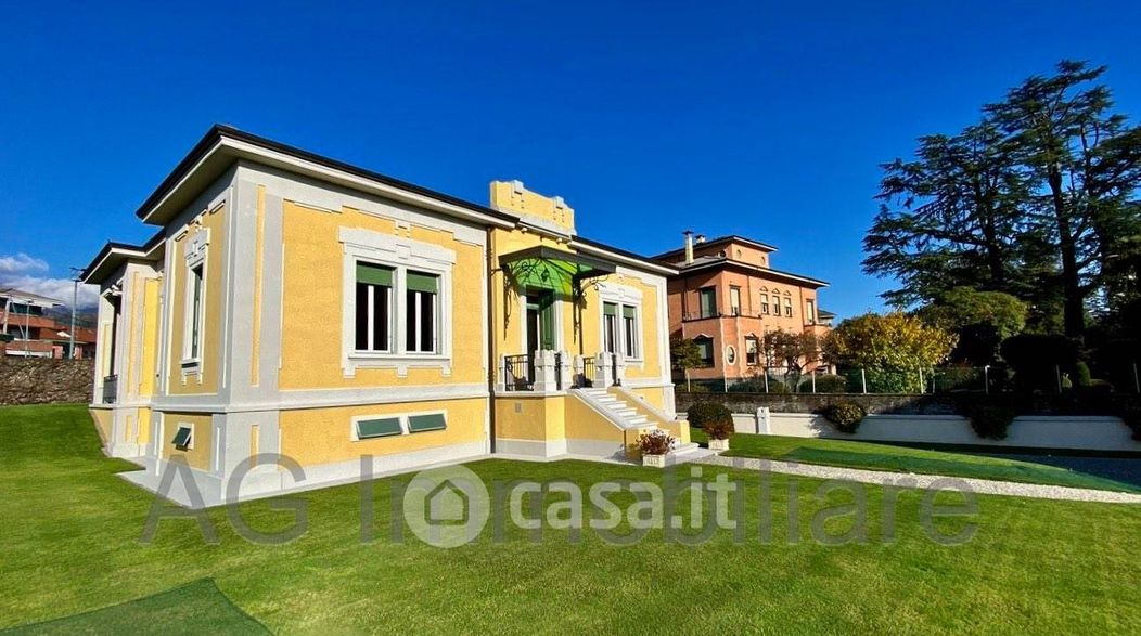 Villa in Vendita in Via Palestro a Verbania