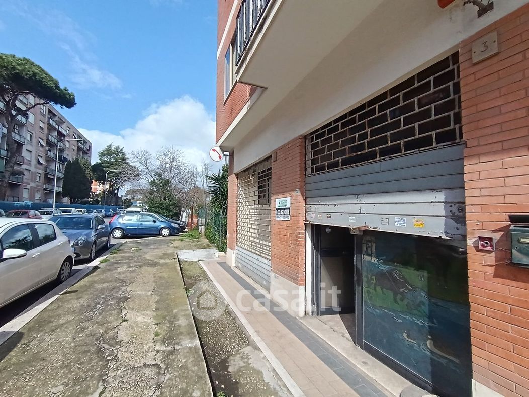 Negozio/Locale commerciale in Affitto in Viale Manzoni 7 a Pomezia