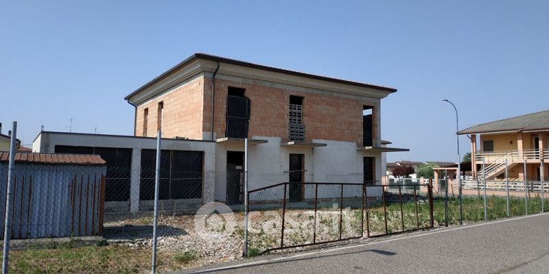 Casa Bi/Trifamiliare in Vendita in Via Giuseppe Mazzini a Isola Rizza