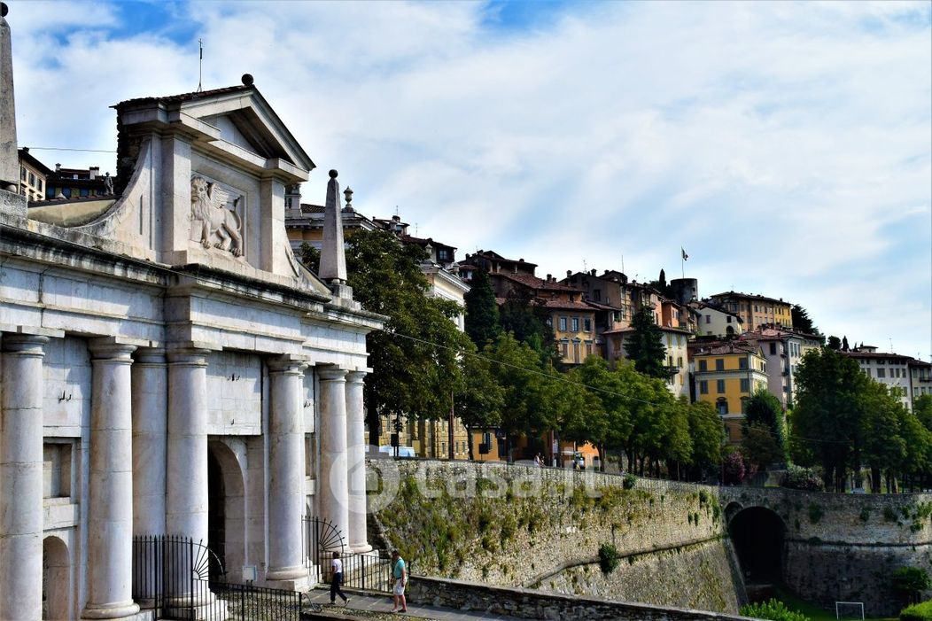 Palazzo in Vendita in a Bergamo