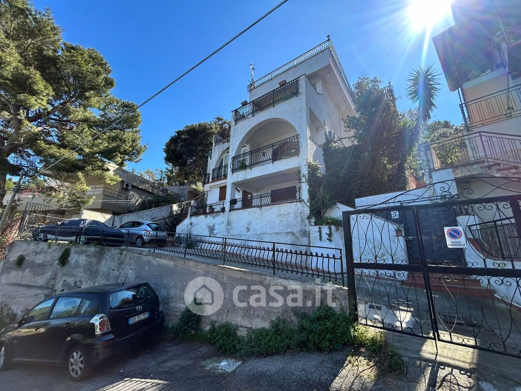 Casa Bi/Trifamiliare in Vendita in Via Annibale 40 a Palermo