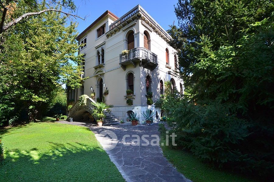 Villa in Vendita in Viale Fratelli Cairoli 87 a Treviso