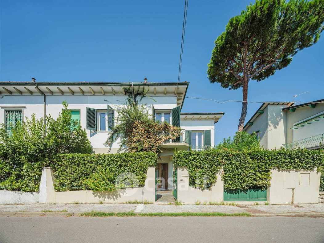 Casa Bi/Trifamiliare in Vendita in Via Piave a Viareggio