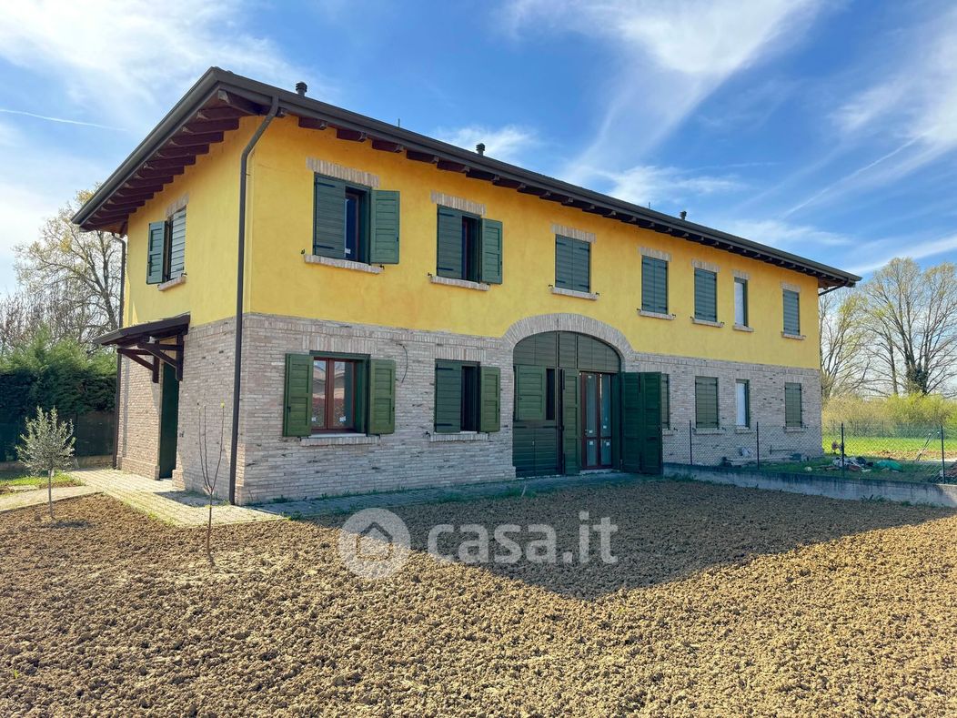 Villa in Vendita in Via Fratelli Bandiera a Reggio Emilia