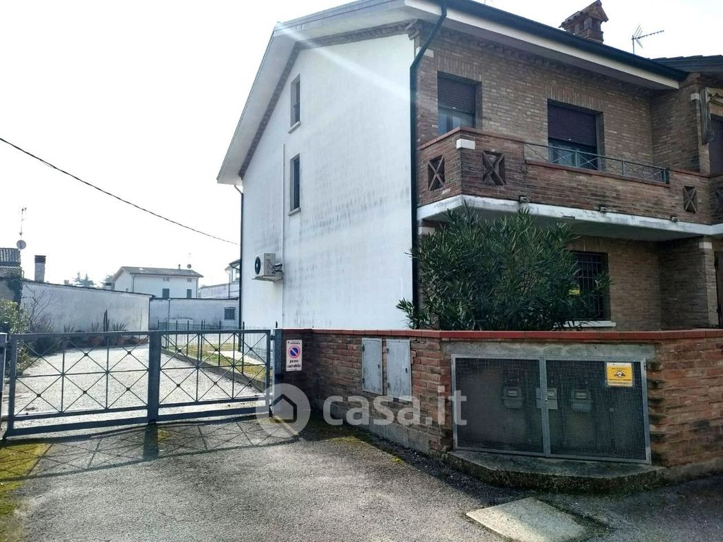 Casa Bi/Trifamiliare in Vendita in Via Francesco Raspi a Ferrara
