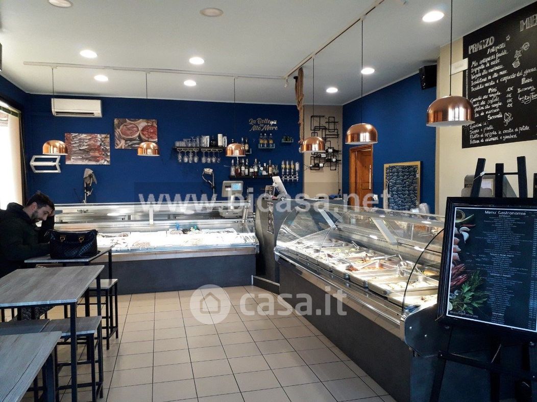 Negozio/Locale commerciale in Vendita in Via Giosuè Carducci a Vallefoglia