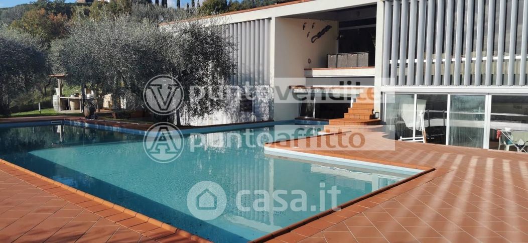 Villa in Vendita in Via di Valgiano 55012 a Capannori