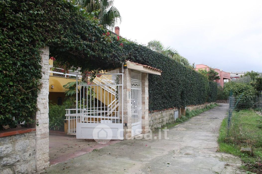 Casa Bi/Trifamiliare in Vendita in Via Petralia Sottana a Palermo