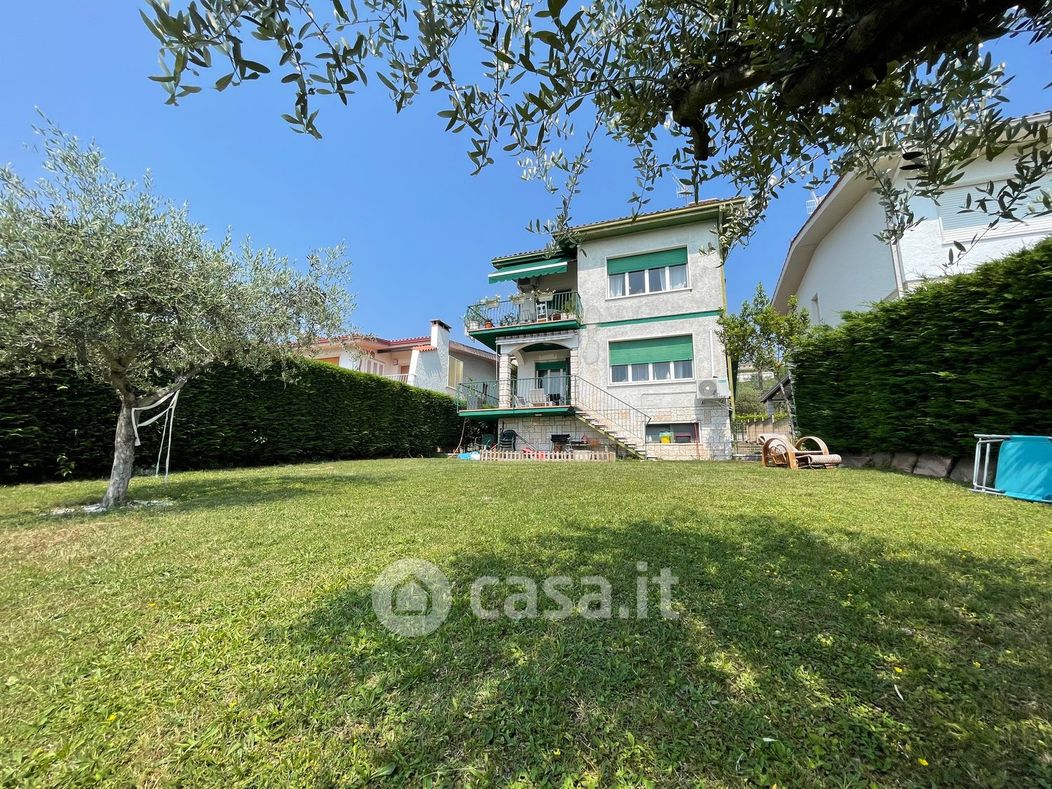 Villa in Vendita in Via Val di Gazo 27 a Bardolino