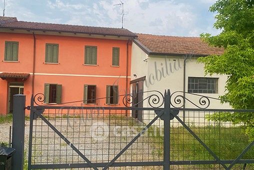 Casa Bi/Trifamiliare in Vendita in Strada Spolverina a Mantova