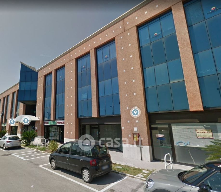 Negozio/Locale commerciale in Vendita in Via del Lavoro 24 a San Benedetto del Tronto