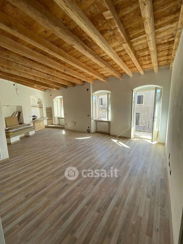 Casa indipendente in Vendita in Via Pesina Corrubio a Caprino Veronese
