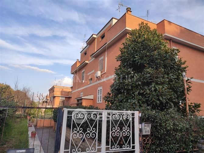 Appartamento in Vendita in Via dei Badoer a Roma