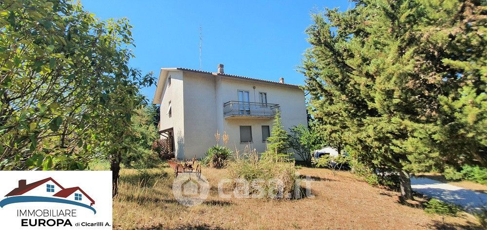 Villa in Vendita in Contrada Alberotondo a Macerata