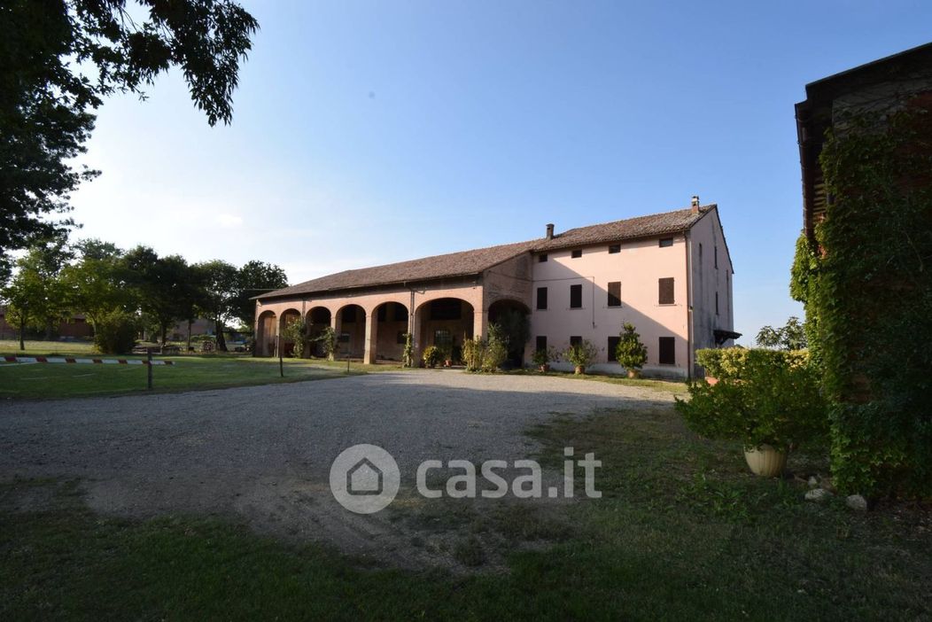 Villa in Vendita in Strada Traversante Ravadese a Parma