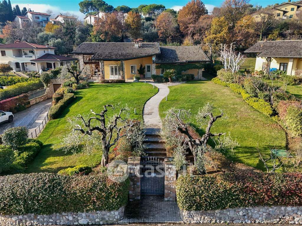Villa in Vendita in Via Gabriele D'Annunzio 15 a Padenghe sul Garda