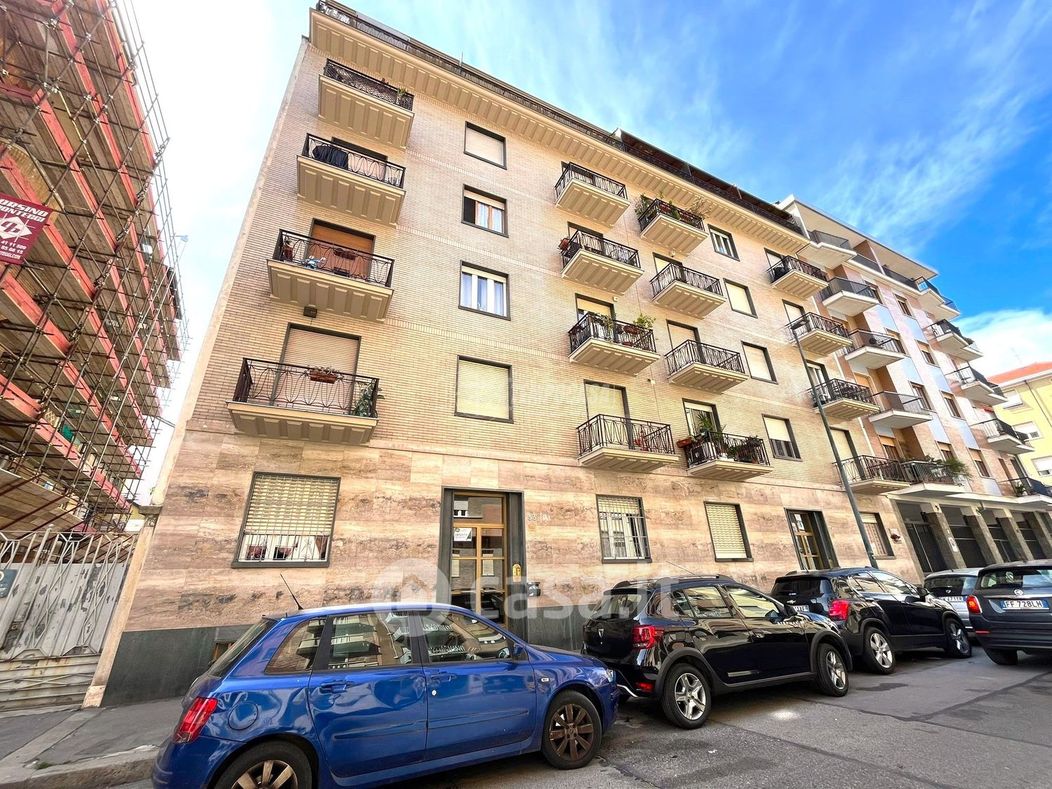 Appartamento in Vendita in Via Arona 33 a Torino