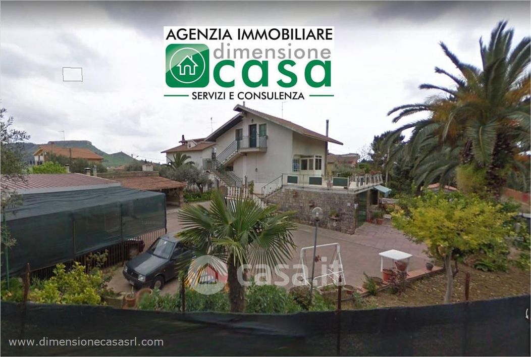 Villa in Vendita in Via Michele dell'Aira 15 a Caltanissetta