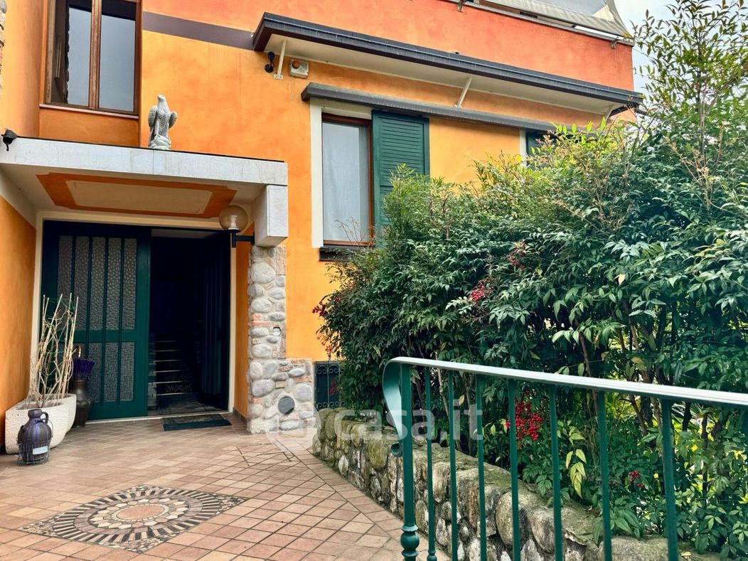 Appartamento in Affitto in Via del Porto 1 a Moniga del Garda