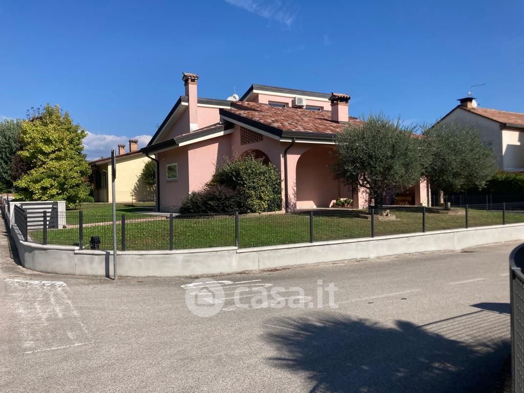 Villa in Vendita in Villaggio S. Michele a Montecchio Precalcino