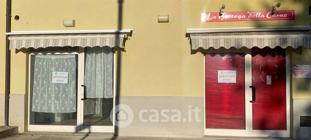 Negozio/Locale commerciale in Affitto in a Tizzano Val Parma