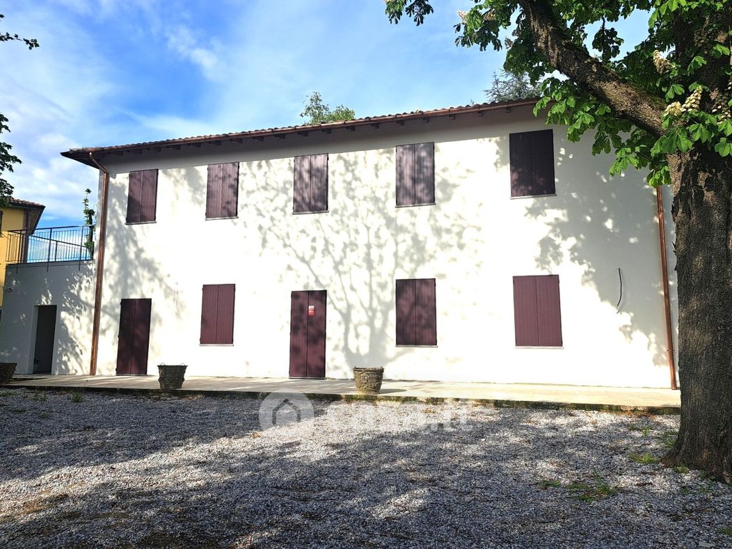 Villa in Vendita in Via Oltre il Rio a Lesignano de' Bagni