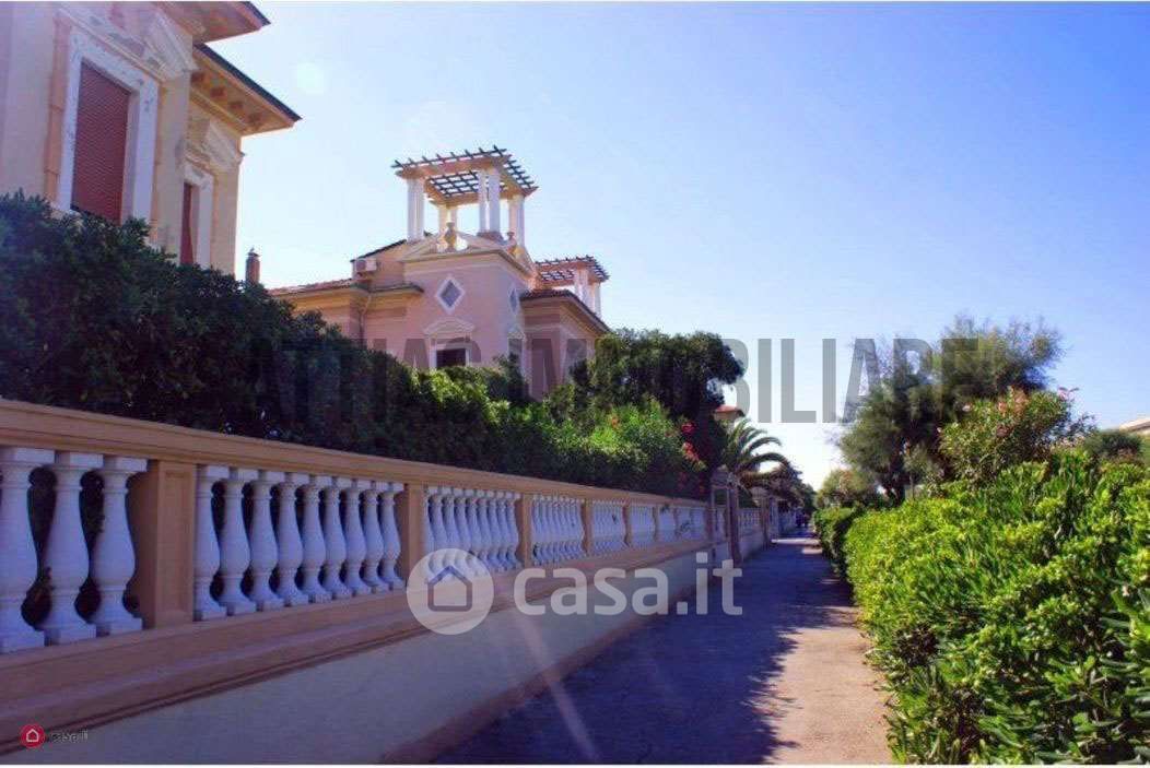 Villa in Vendita in Viale Italia a Livorno