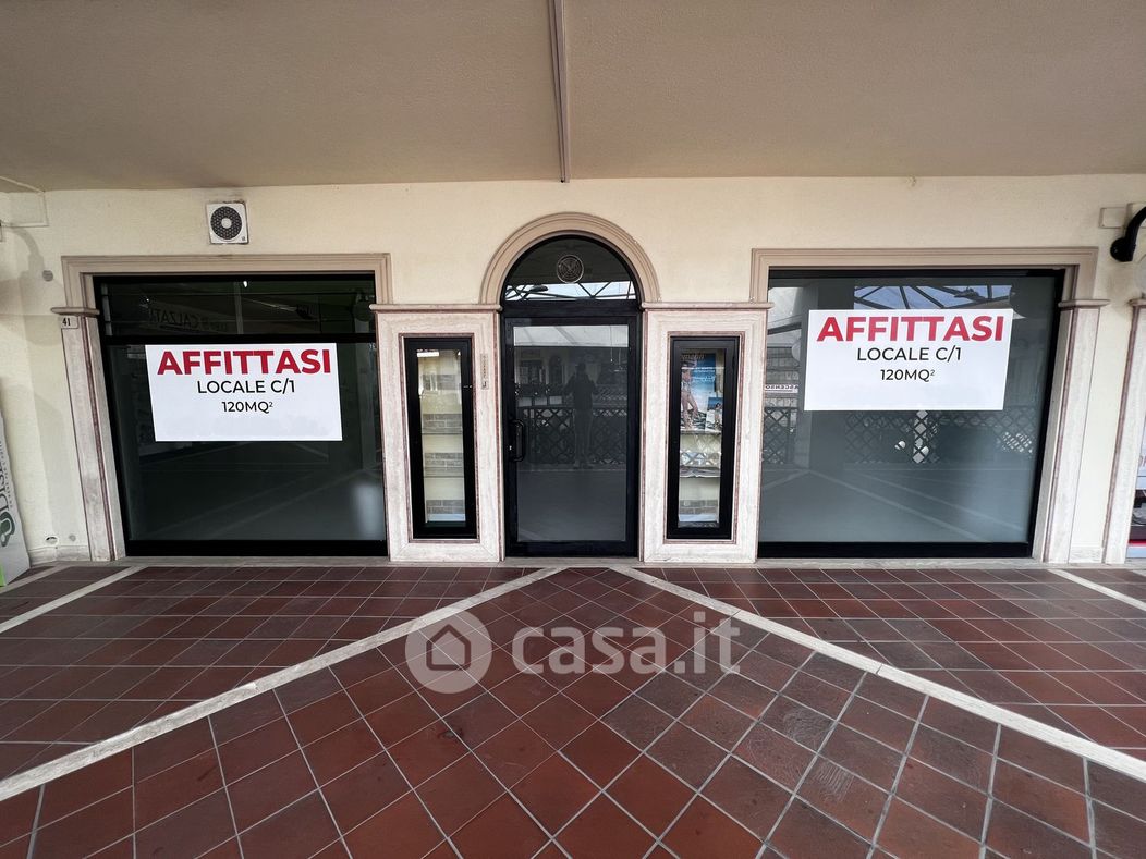 Negozio/Locale commerciale in Affitto in Viale Antium 6 a Anzio
