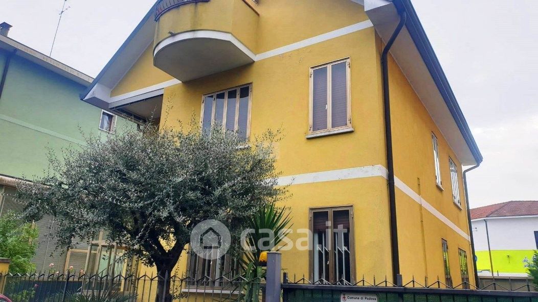 Casa indipendente in Vendita in Via Luigi Cherubini a Padova