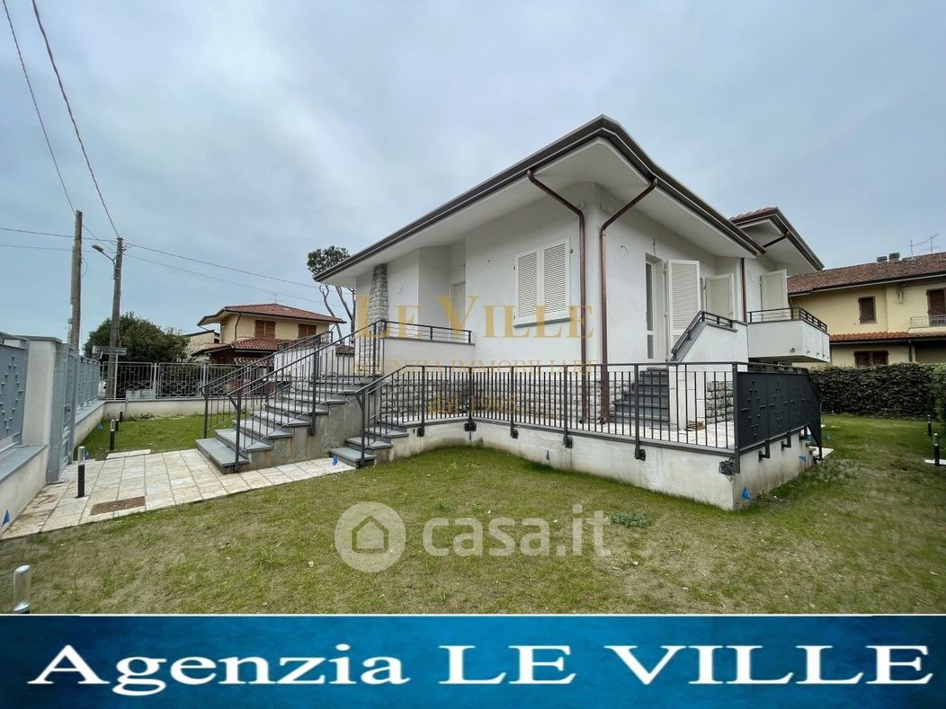 Villa in Affitto in Via Piave a Pietrasanta